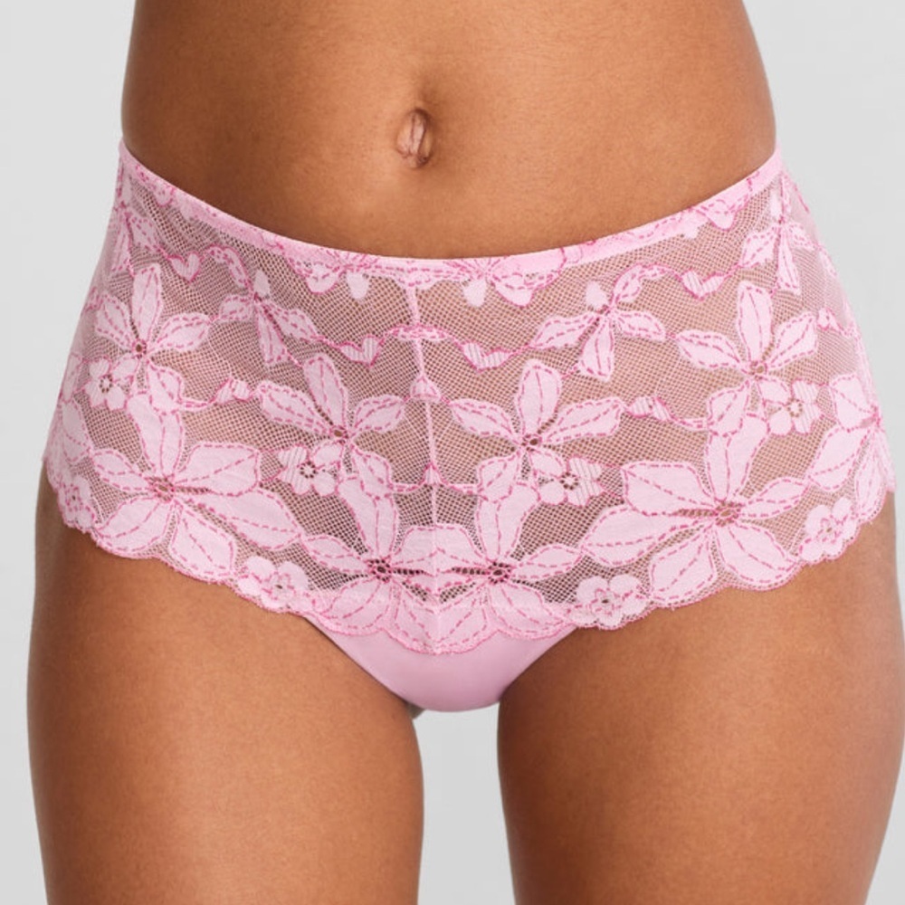 B.TEMPT'D BY WACOAL Feeling Famous Tanga Panty size Medium